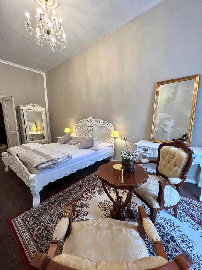Csaky Palace Bratislava Apartment ภายนอก รูปภาพ